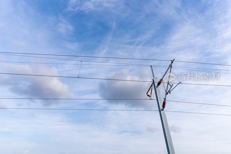 蓝天白云下动车组供电系统电线杆