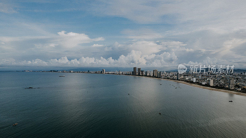 白天，越南岘港临海的城市景观和城市天际线