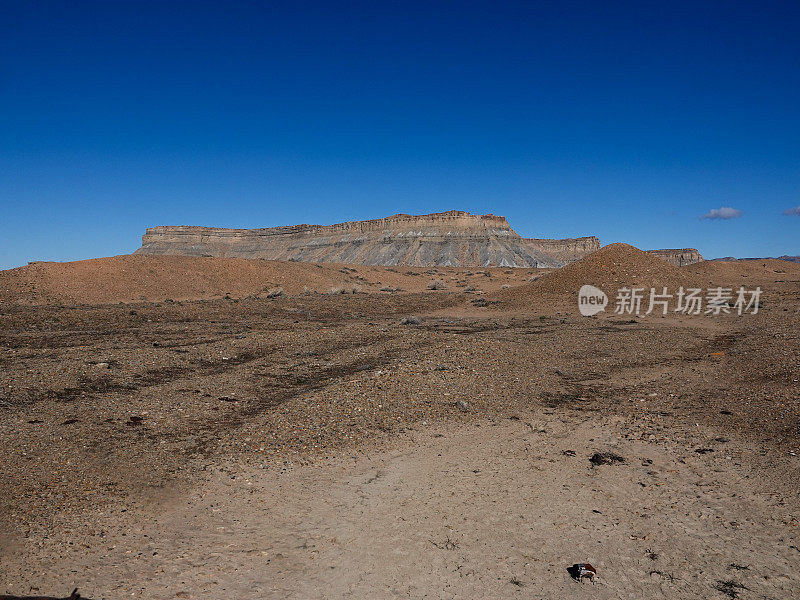 犹他州书崖南端的高高的台地峭壁。