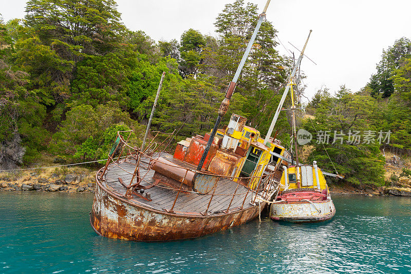 智利特朗奎罗港附近卡雷拉将军湖上的一艘旧船残骸。