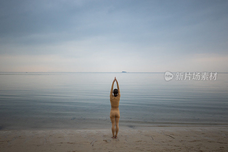 在海边练习瑜伽