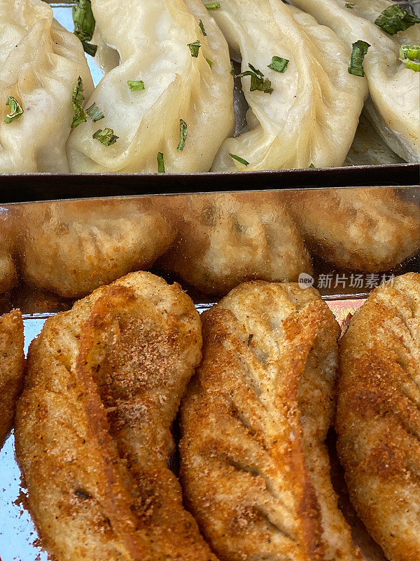 momos(饺子)，蒸炸的印度街头小吃，一次性，一次性，纸板容器，高视图