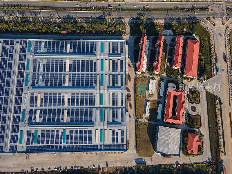 工业区厂房楼顶新能源太阳能光伏发电鸟瞰图
