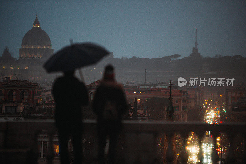 罗马的浪漫与游客和雨水