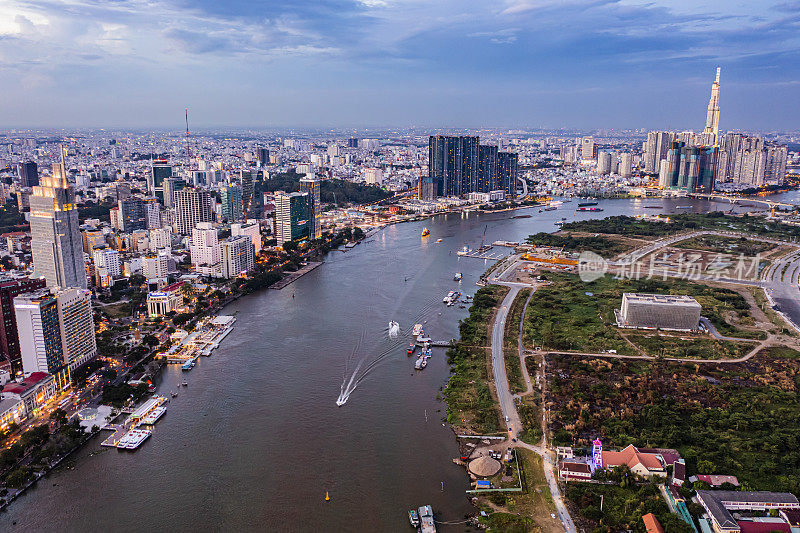 胡志明市中心鸟瞰西贡河日落
