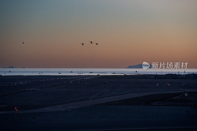 三架直升机飞越加利福尼亚州圣地亚哥北岛海军航空基地，黄昏时分飞越太平洋，远处的圣克莱门特岛