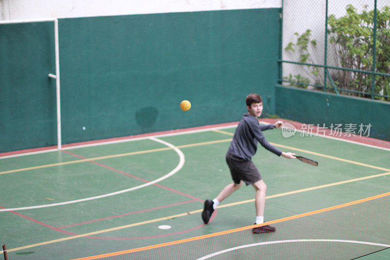 玩pickleball