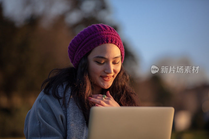 年轻的学生女孩正在外面学习。