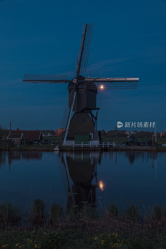 夜晚月光下的传统风车，荷兰金德代克，世界文化遗产。