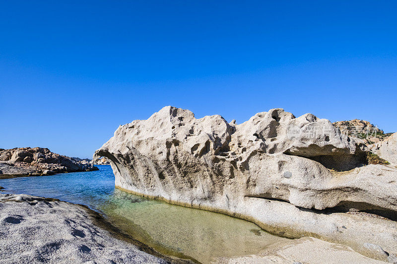 撒丁岛拉马达莱纳岛蓬塔泰格的花岗岩和清澈的海水