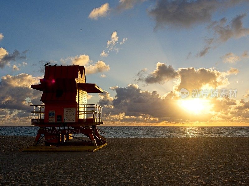 日出在迈阿密南海滩，救生员小屋的剪影