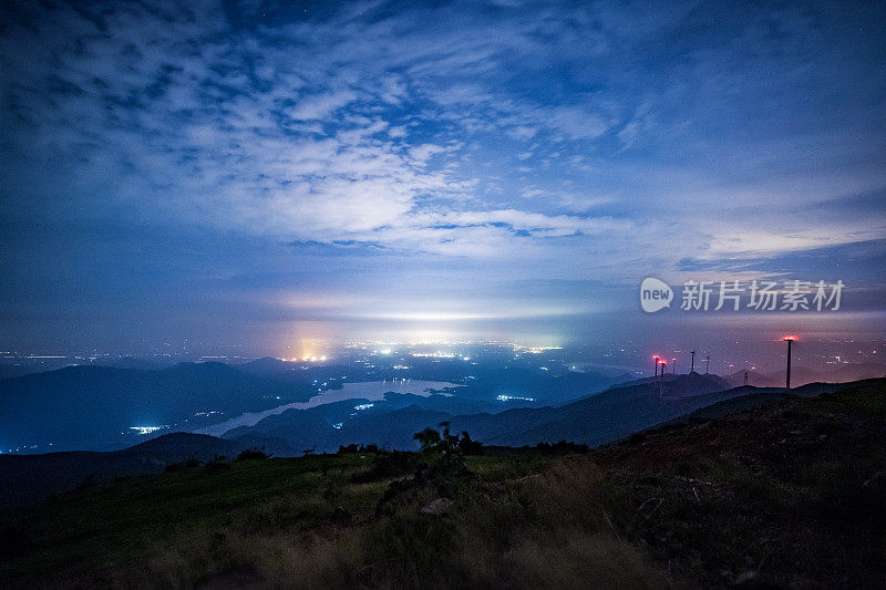 繁星满天，夜山上银河风光