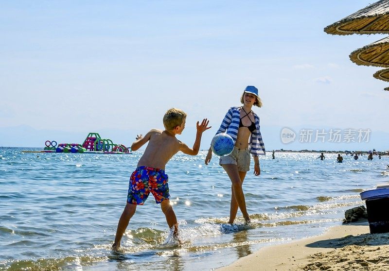 在海面上有一个球