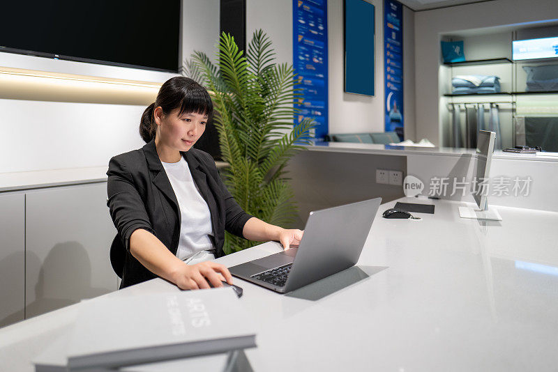 女人在办公室用电脑工作