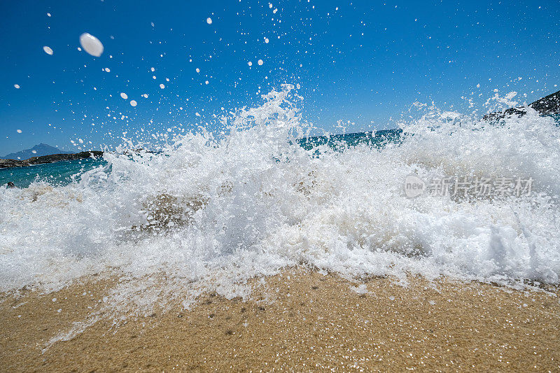 大海，沙滩，海浪。