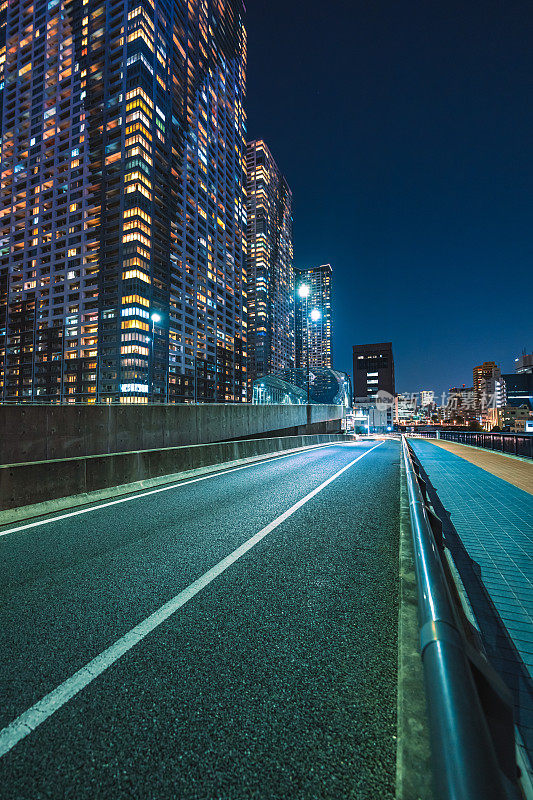 夜晚的东京晴美大桥和丰洲码头的城市道路