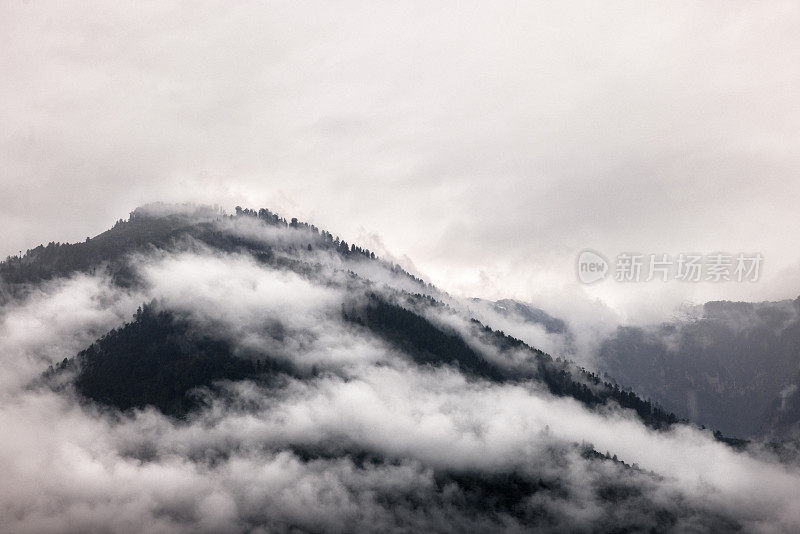 喜马拉雅村庄和森林，高山上，云和雾，空中无人机拍摄