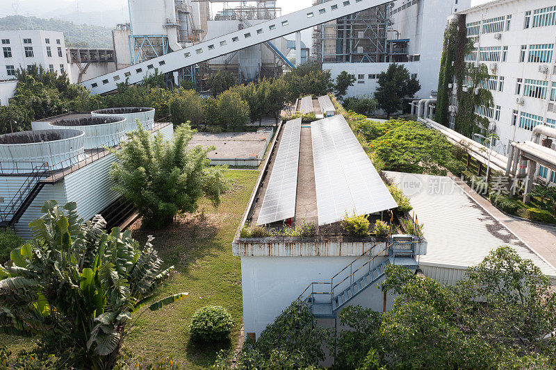 太阳能光伏板安装在工厂的屋顶上