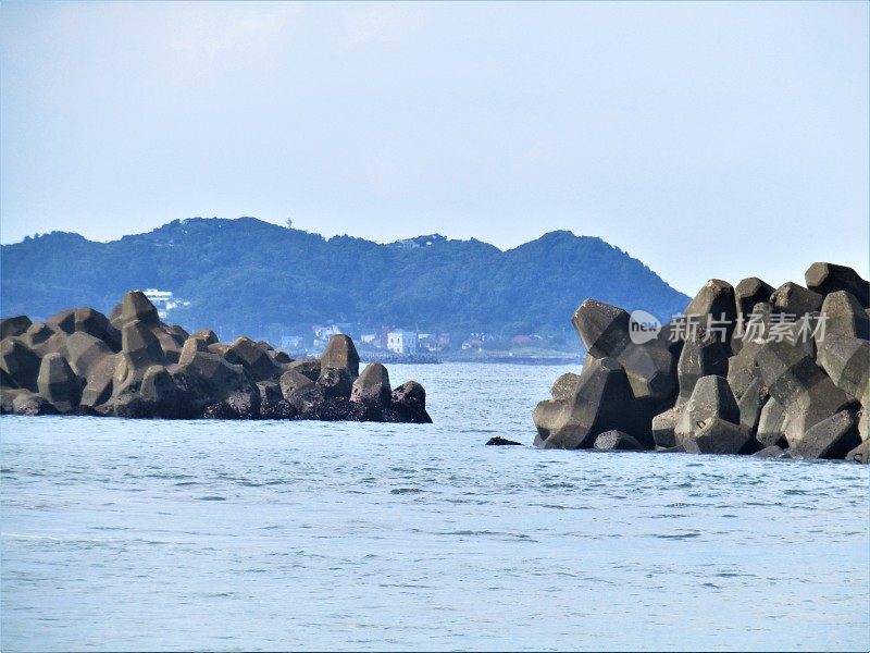 日本。7月。阳光明媚的日子里的海景。