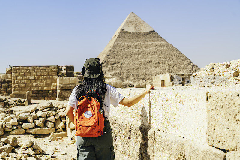 亚洲考古学家正在研究开罗吉萨的金字塔法老