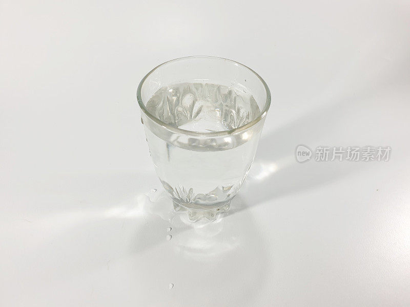 盛满饮用水的玻璃杯被隔离在白色背景上