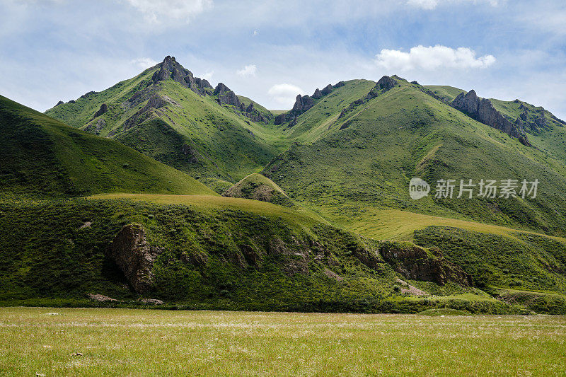 位于吉尔吉斯斯坦和哈萨克斯坦东部边界的卡尔基拉河之上的山脉