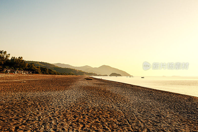 早晨，在Cirali村的海滩上