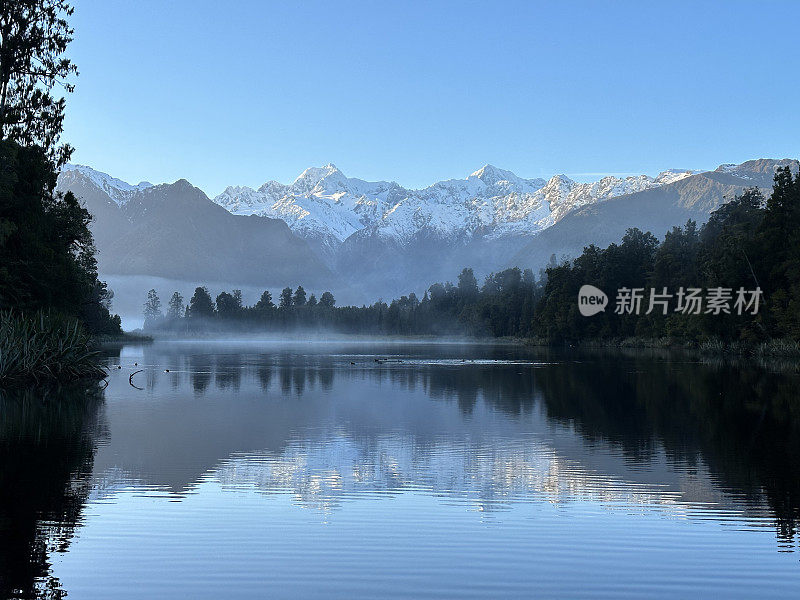 新西兰马西森湖的黎明前