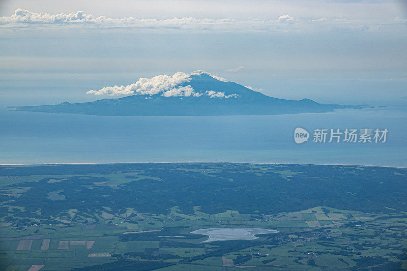 日本北海道Teshio地区，北海道Sarobetsu平原上看到的利尻富士和美丽的沼泽地风景