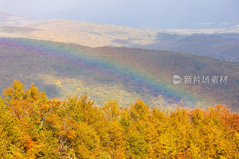 日本北部山区的彩虹和秋天的色彩