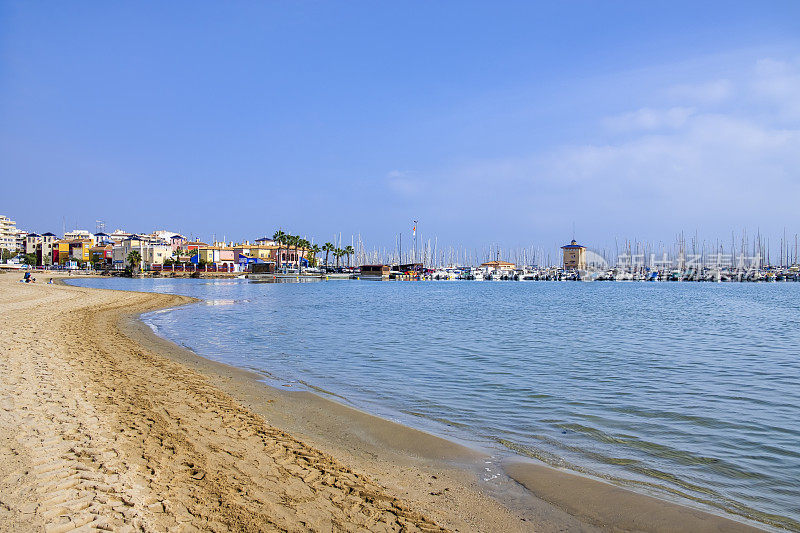 西班牙托雷维耶哈海滩上的金色沙滩