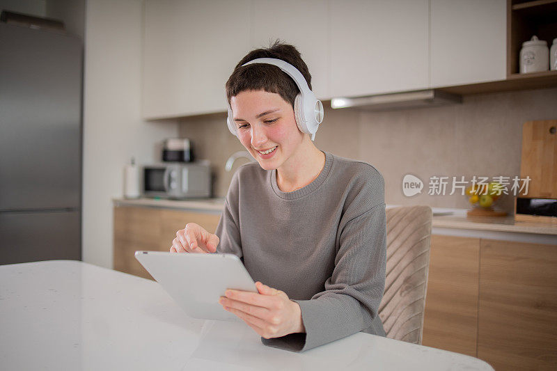 快乐的女人正在舒适的家中欣赏音乐