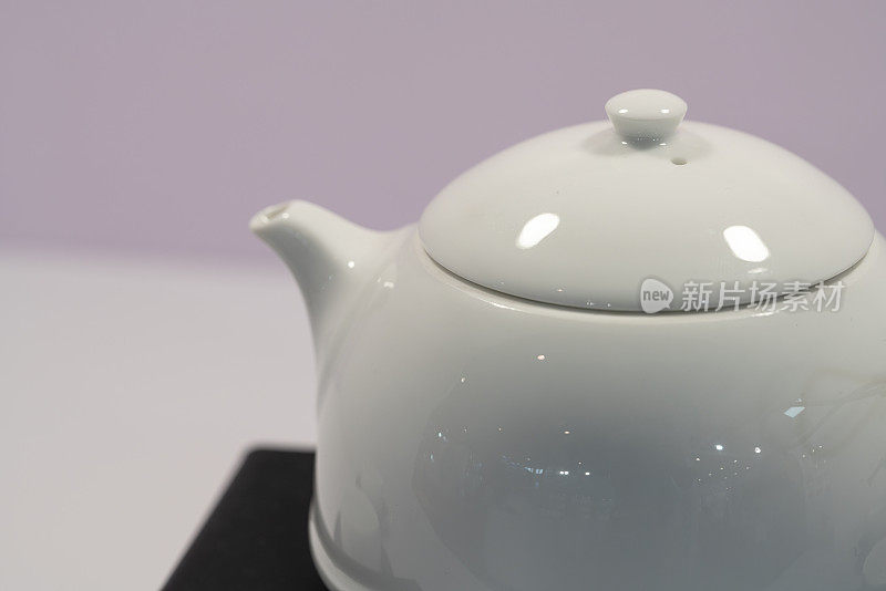 白陶瓷茶壶