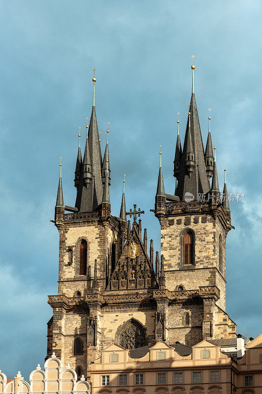 捷克共和国布拉格老城区Týn前的圣母教堂。
