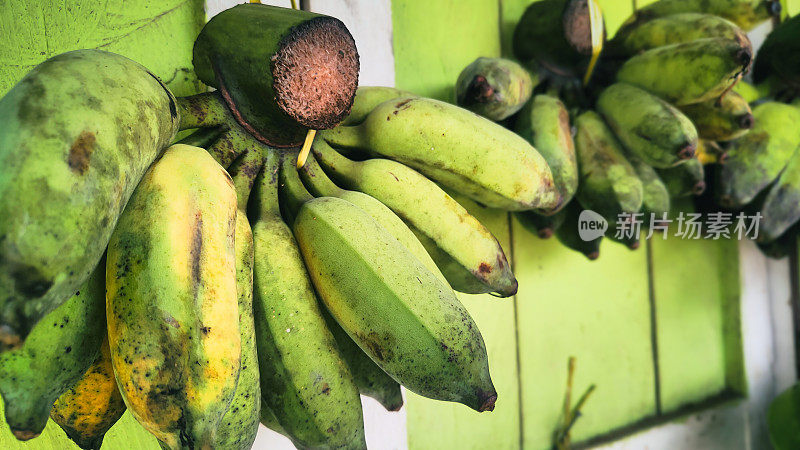 有多少梳未成熟的青香蕉在出售