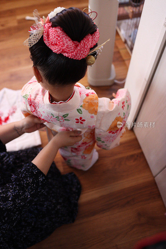 一位亚洲母亲穿上女儿的和服