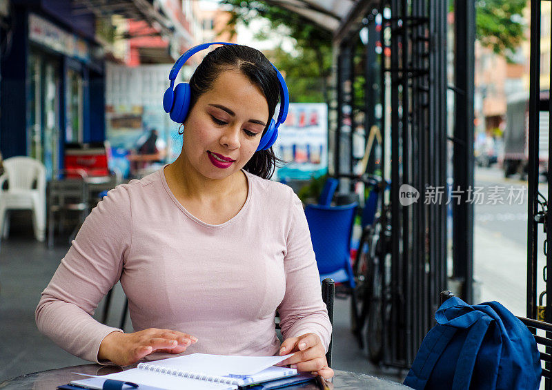 在咖啡店拿着平板电脑学习的女人