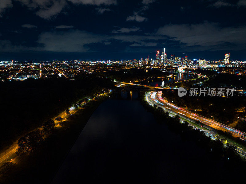 夜间从斯库尔基尔河上空航拍费城市中心的天际线