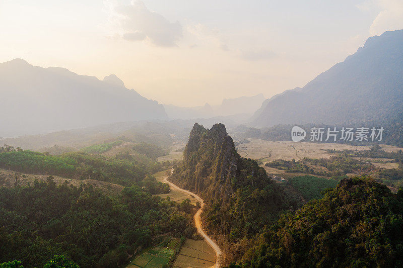 风景秀丽的山谷与喀斯特山脉在日落