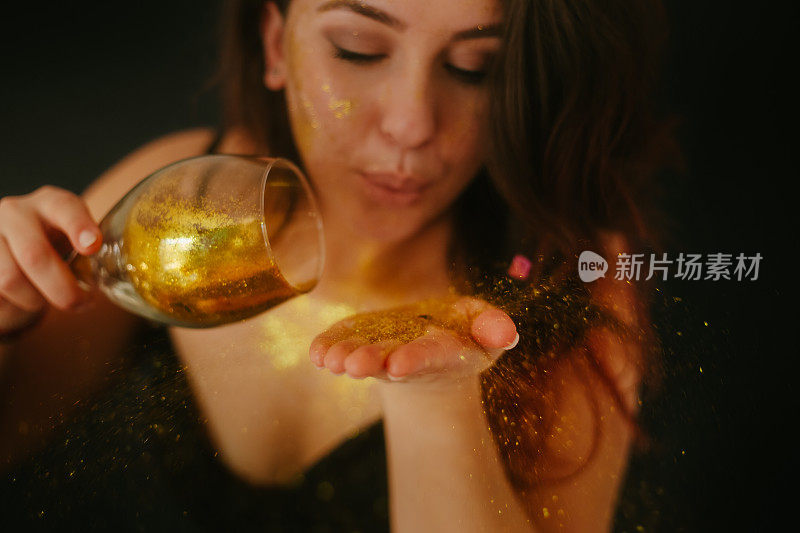 女人吹金闪光股票照片