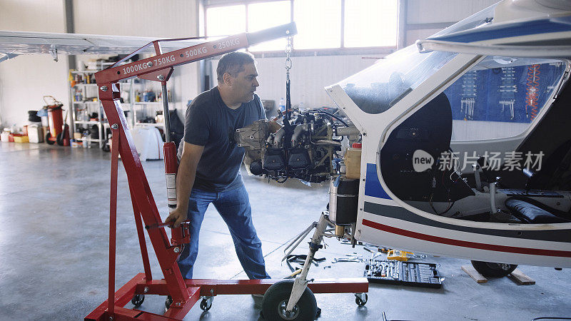 航空航天工业。飞机机械师修理飞机发动机。