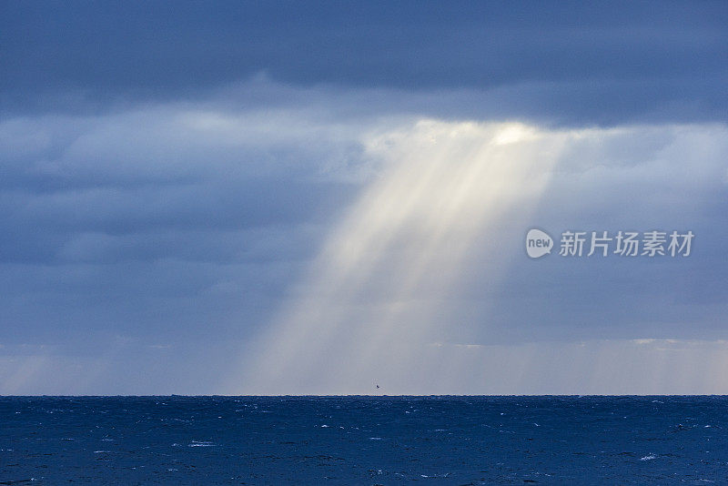 波涛汹涌的海洋，暴风雨的云层发出耀眼的光芒