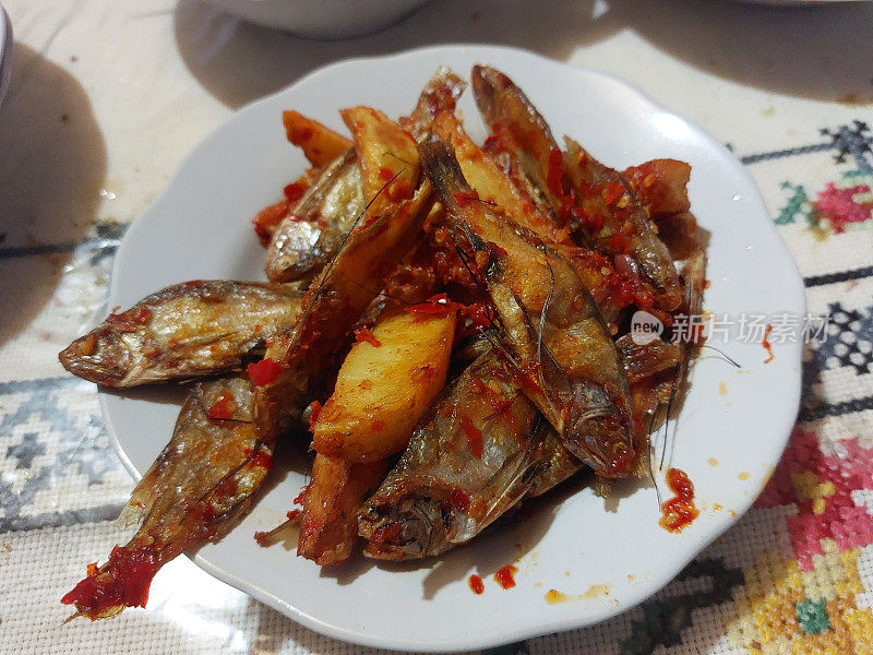 桑巴伊坎亚洲，用咸鱼和辣椒做成。原汁原味的印尼菜。又辣又好吃。