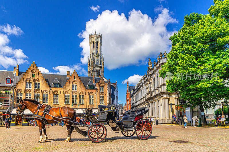 比利时佛兰德地区，布鲁日历史中心，布鲁日老城区的鹅卵石堡广场，中世纪建筑和布鲁日钟楼上的马车