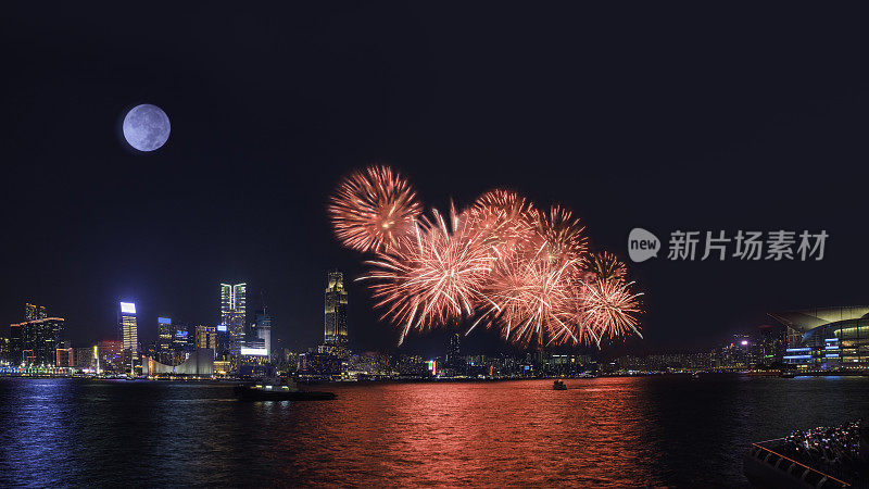 月明之夜，香港维多利亚港的烟花表演。