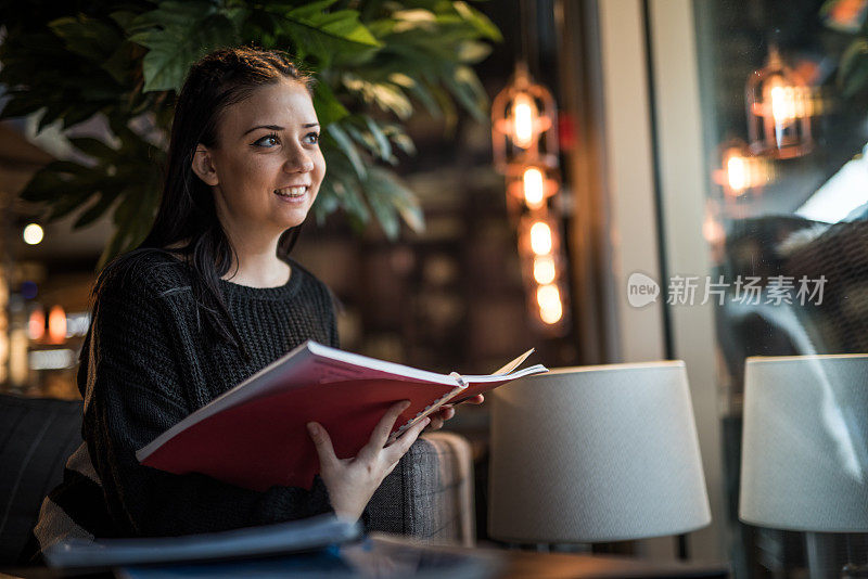 女孩在咖啡店学习