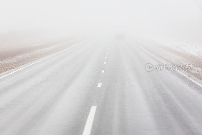 路上有雾，有车