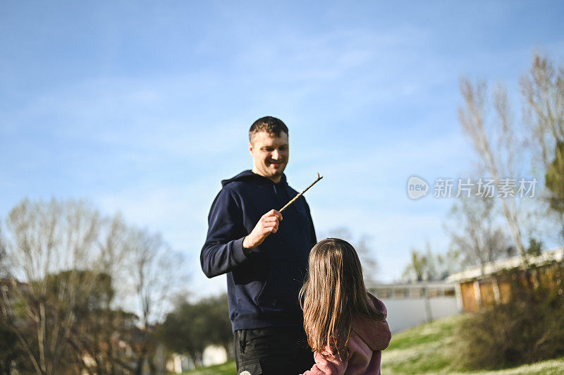 欢快的一家人在院子里玩耍。