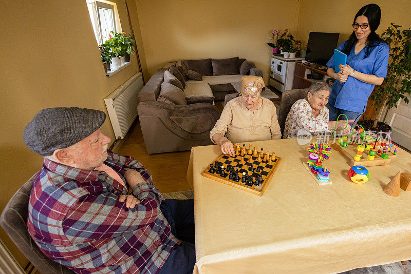 老年人与护士下棋