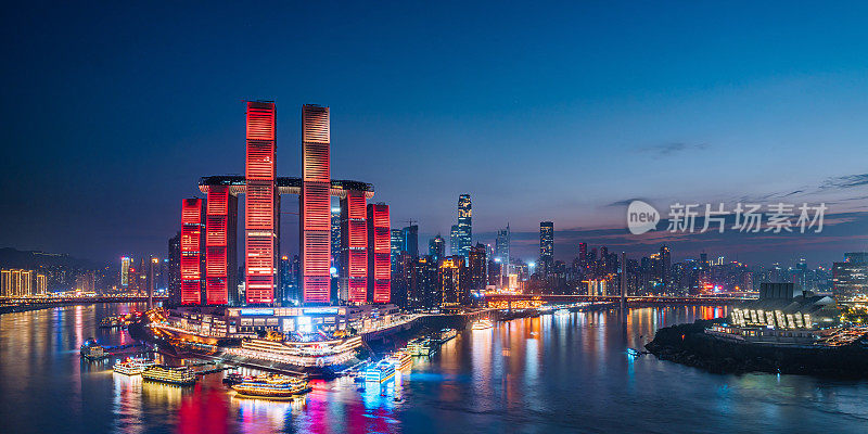 中国重庆朝天门城市天际线夜景和邮轮